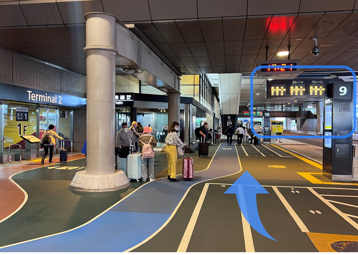 【8番乗り場】下車後、【中央口】方向へ直進する