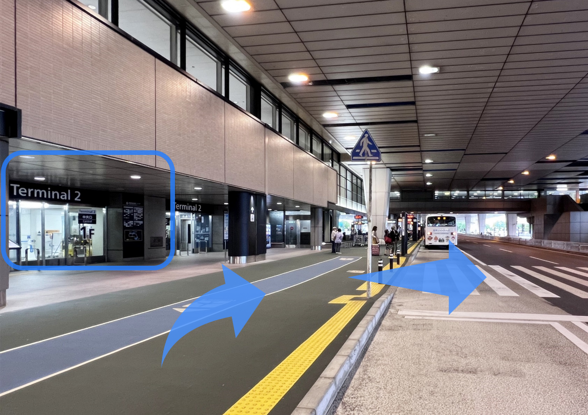 【中央口】を出て2本の道路を渡り、乗り場へ