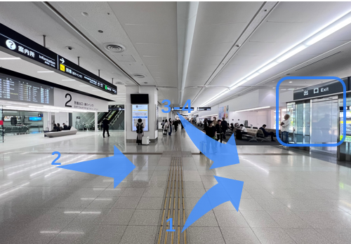 南翼到着の場合：到着ロビーへ出て【0番柱】へ向かう