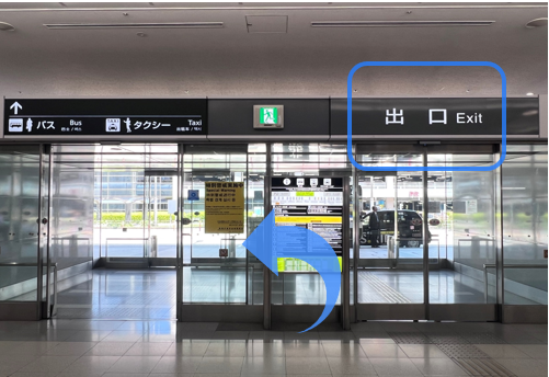 【7番出口】向かいの出口を出て左折し【19番柱】へ直進