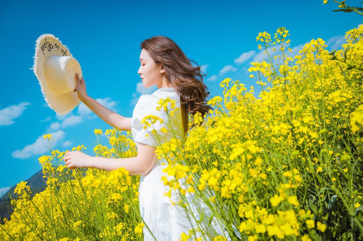 油菜花人像田野图片