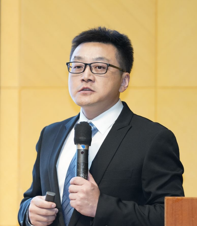 唐建新,男,2002年毕业于浙江大学物理系,获得学士学位;2006年毕业于