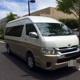 十座海狮小巴,最多可载客9位,10个24寸大小的行李七座商务车,最多可载